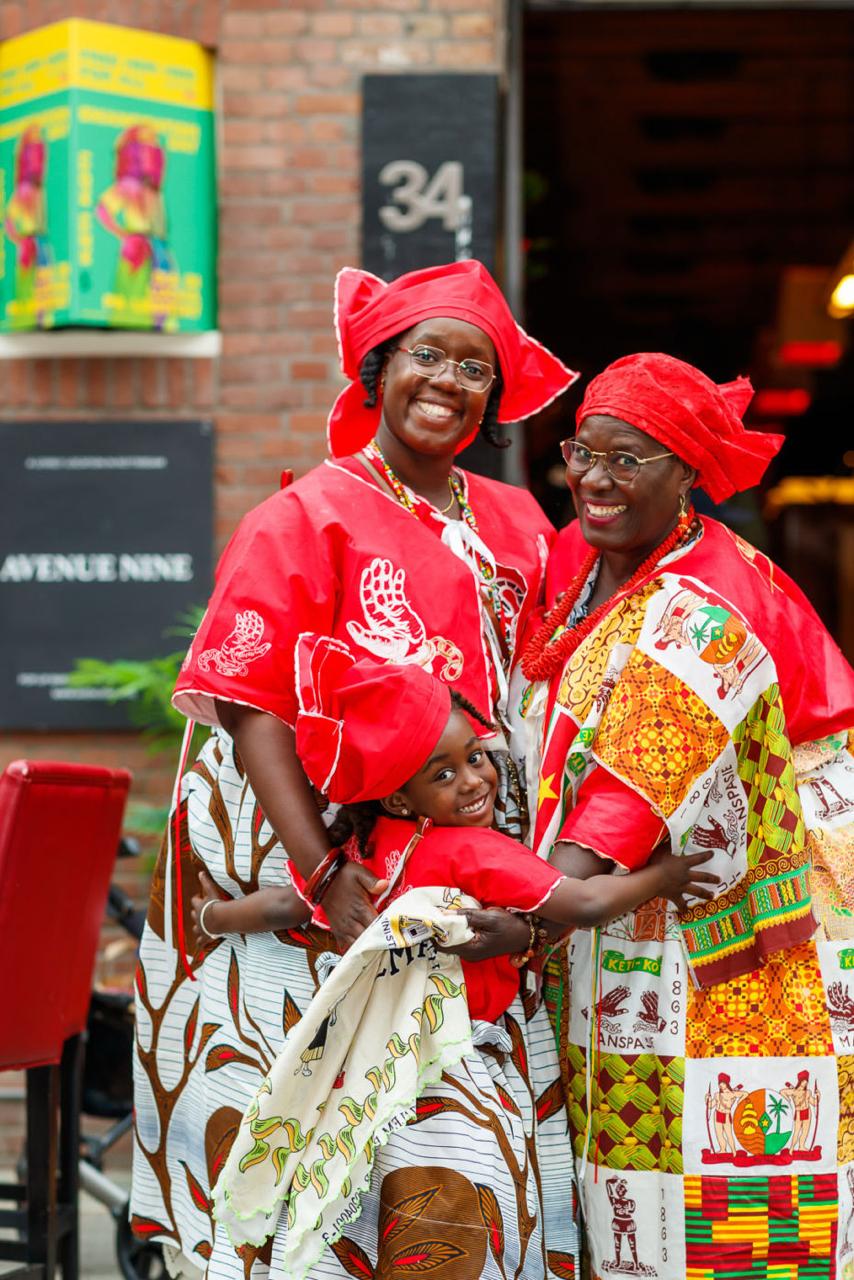 Drie generaties in traditionele Surinaamse kleding bij Avenue Nine tijdens Keti Koti 2021